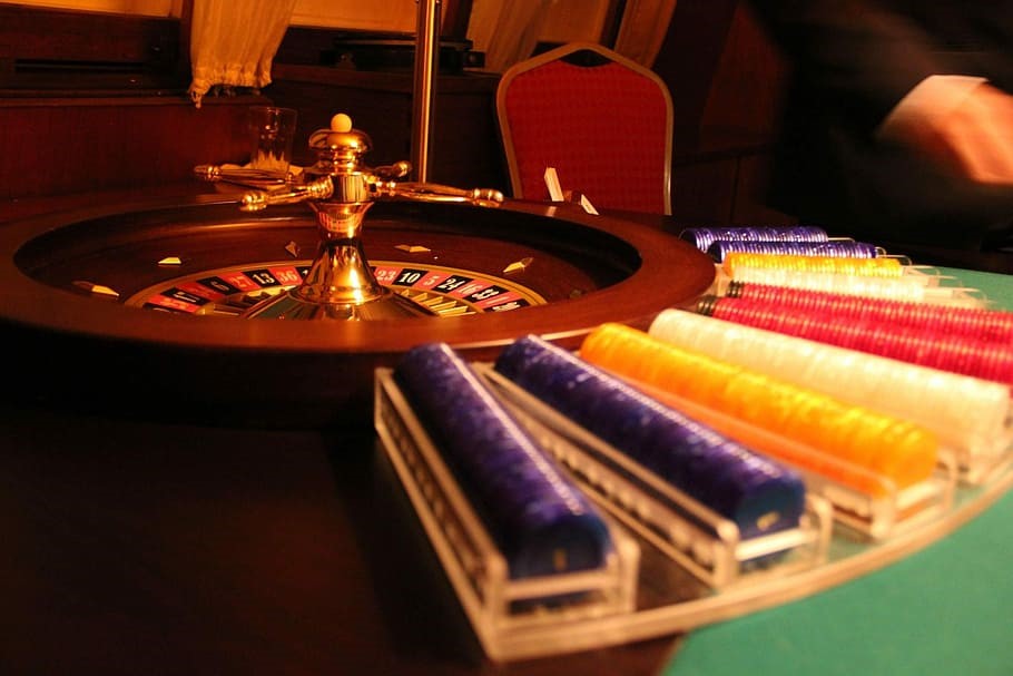 Lining up chips to play roulette